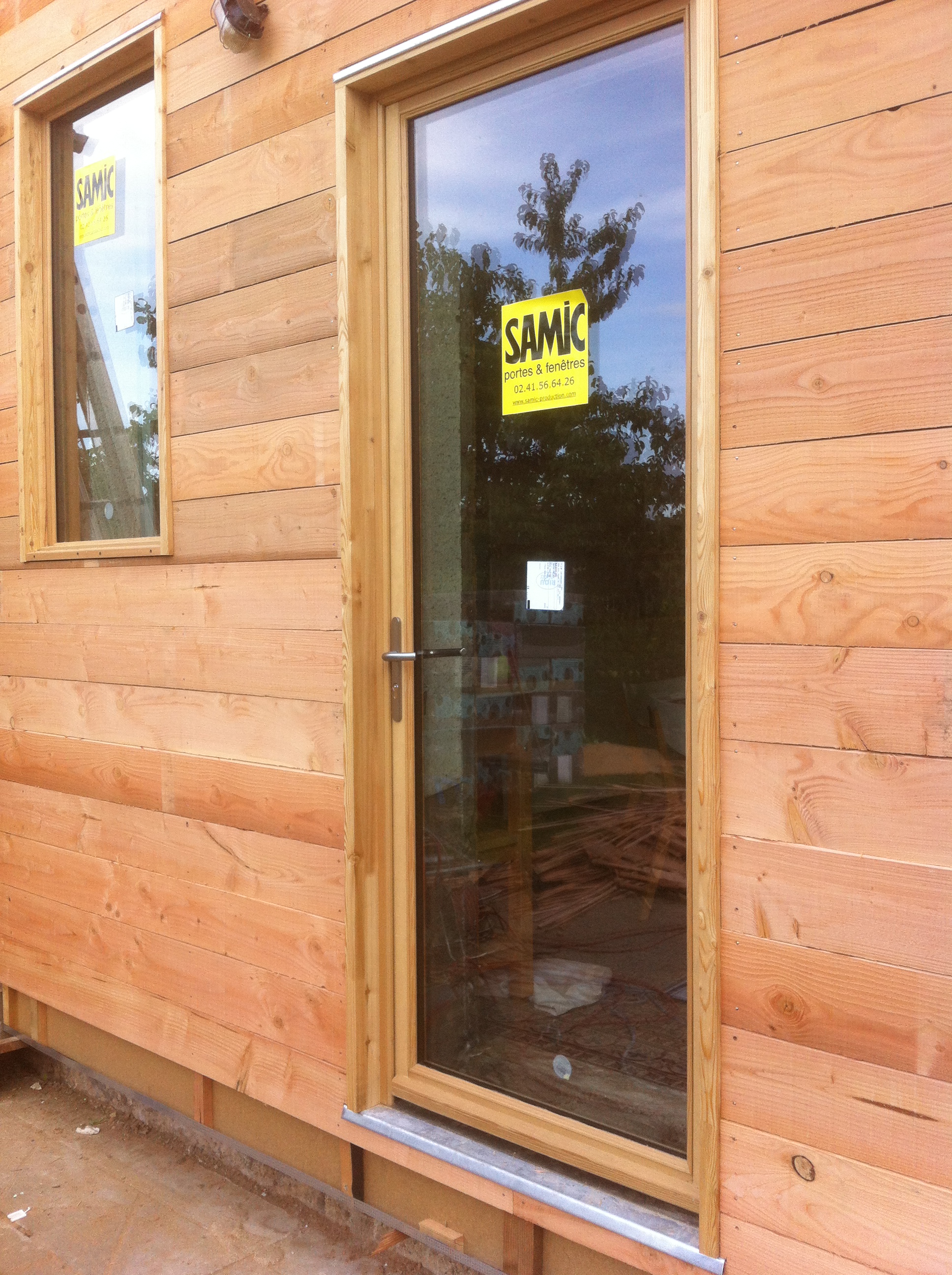 Isolation extérieure avec mur capteur et menuiseries mélèze 